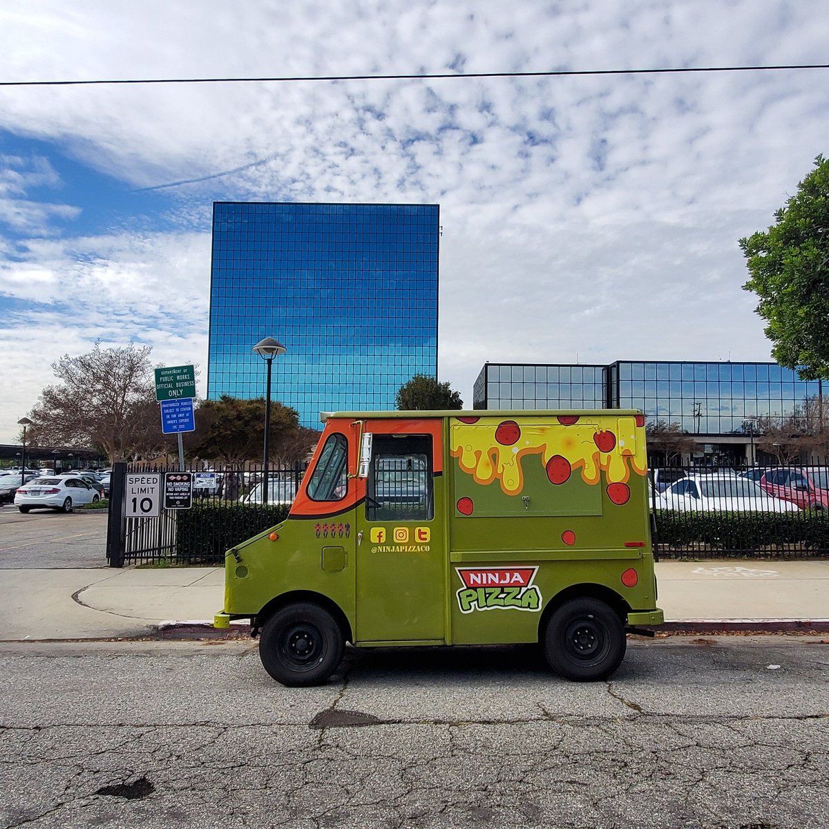 NinjaPizzaCo's tweet photo. Tag a brewery you would like us to set up at 🍺🍕#pizza #pizzatruck #foodtruck #pizzablogger #losangeles #orangecounty #brewery #tmnt #ninjaturtles #teenagemutantninjaturtles #TeamEastman #setlife #craftservice #2ndmeal #popup #popupla #NinjaPizza https://t.co/6fRq4FvIyj