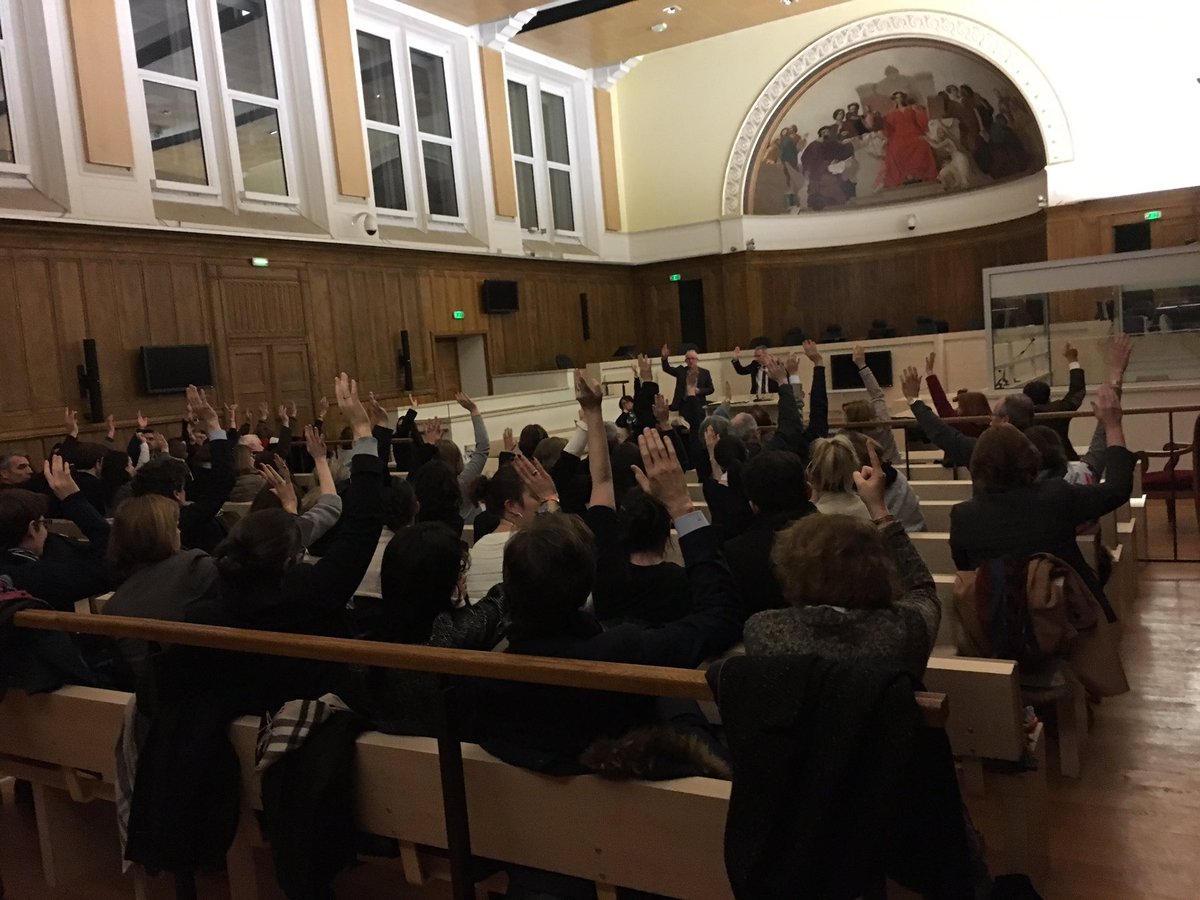 L’assemblée générale des avocats de #Tours vient de se prononcer en faveur de la grève reconductible totale #JusticeMorte #barreauDeTours