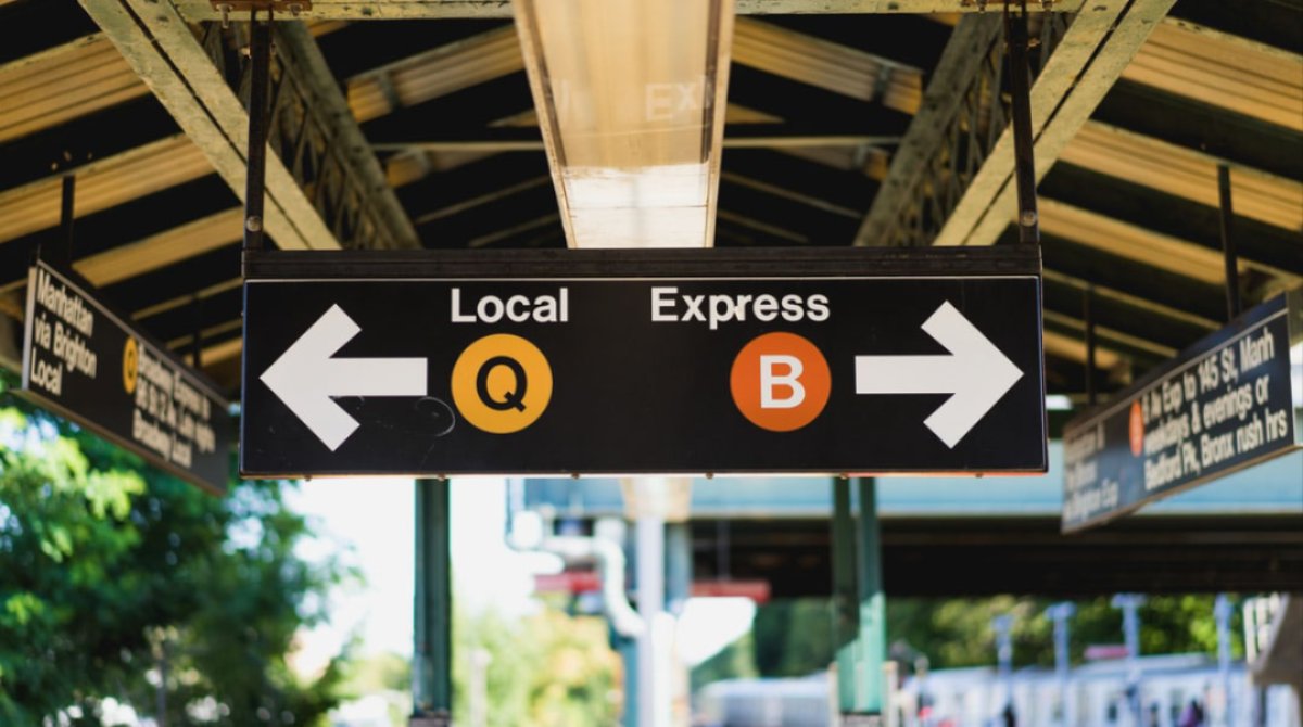 AASMorg's tweet photo. A recent study found a link between lengthy commutes and #sleep problems, suggesting that those who work 40+ hours/week and #commute more than 30 minutes each way have a 16% higher risk of sleep problems. https://t.co/JAtyM0Hhvg https://t.co/cGtKg0Z7Cu