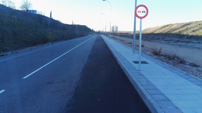 todoVicalvaro's tweet photo. La calle Boyer une el Casco Antiguo de Vicálvaro con el barrio más nuevo del distrito, El Cañaveral
Este es el estado en el que se encuentra. Imágenes de @Franpes82 https://t.co/kQTCZokRYu