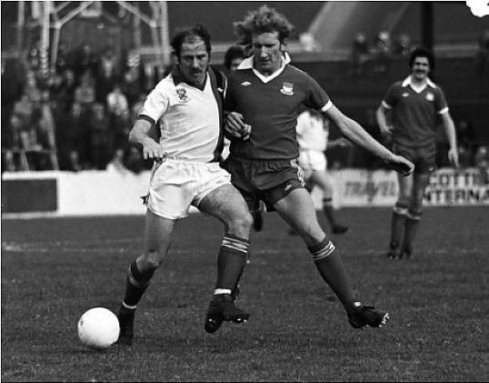 ScotsFootyCards's tweet photo. @Tukf #DannyMasterton #AyrUtd v #JimFallon #Clydebank 1977 https://t.co/vqeeDoKlIK