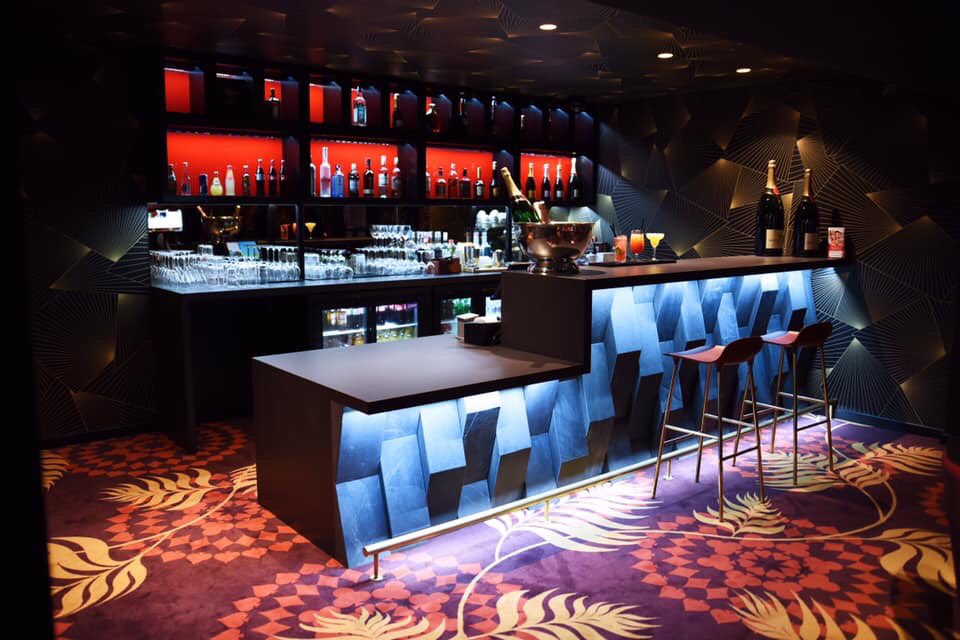 Notre club est aussi le lieu idéal pour venir boire un verre dans un cadre cosy ! L’occasion aussi de découvrir notre offre de jeux. Nous sommes ouverts de 21h à 05h. N’hésitez pas à venir pousser la porte. Le droit d’entrée est offert !