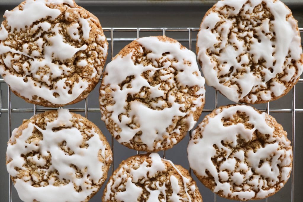 smalltownliv's tweet image. We love these old fashioned iced oatmeal cookies!! 💕💕
#MondayMotivation #baking 
⬇️⬇️⬇️
smalltownlivingusa.com/recipe/iced-oa…