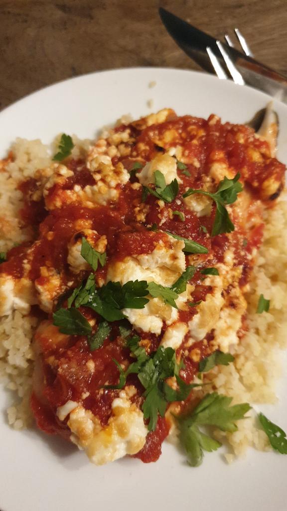 Aussie_Foodie's tweet image. Day 6 #COOK90 No breakfast as #intermittentfasting Lunch: tuna tartar and svocado. Dinner: @AbelandCole meal box of haddock with tomato, feta and cracked wheat