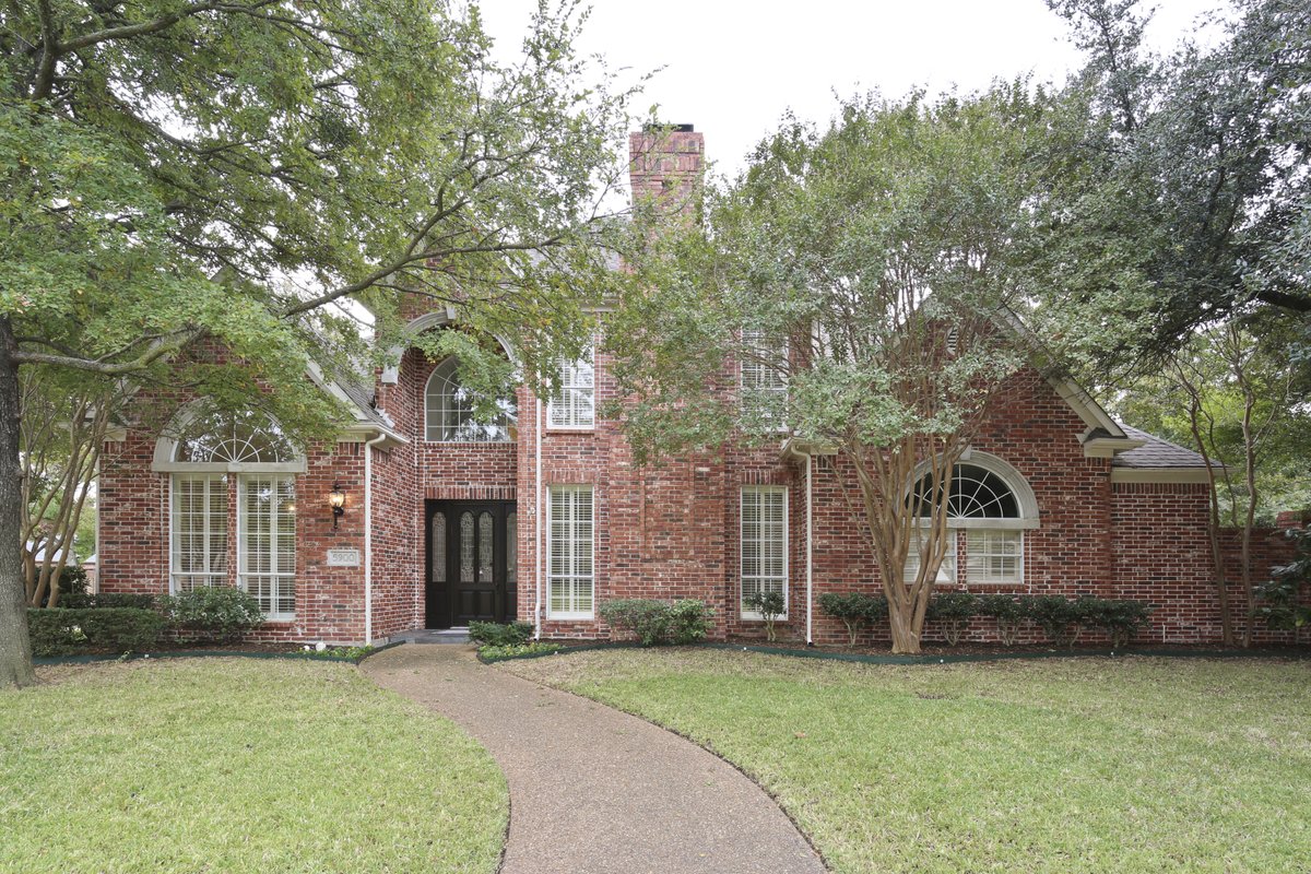 TheOGormanGroup's tweet photo. 5900 Glen Heather Drive, Plano $674,900
Cozy up in this West Plano classic on a corner lot! Formal & dining feature high ceilings, plantation shutters, fireplace, updated lighting + butler's pantry.
#theogormangroup #dallasrealestate #realestatedallas https://t.co/pF48f6i4sP https://t.co/jljuk9xqkb