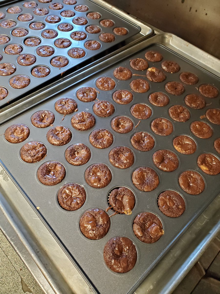 OneStoreAtATime's tweet image. We're baking Snicker brookie pies for a @MarsGlobal  event in #IrvingTX tomorrow...stay tuned!