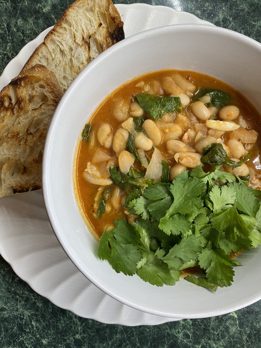 jonlatessa's tweet image. Spicy White Bean Stew with Baby Kale (and bacon...and lots of bacon fat 🤷🏻‍♂️) #Cook90 @nytfood @alisoneroman