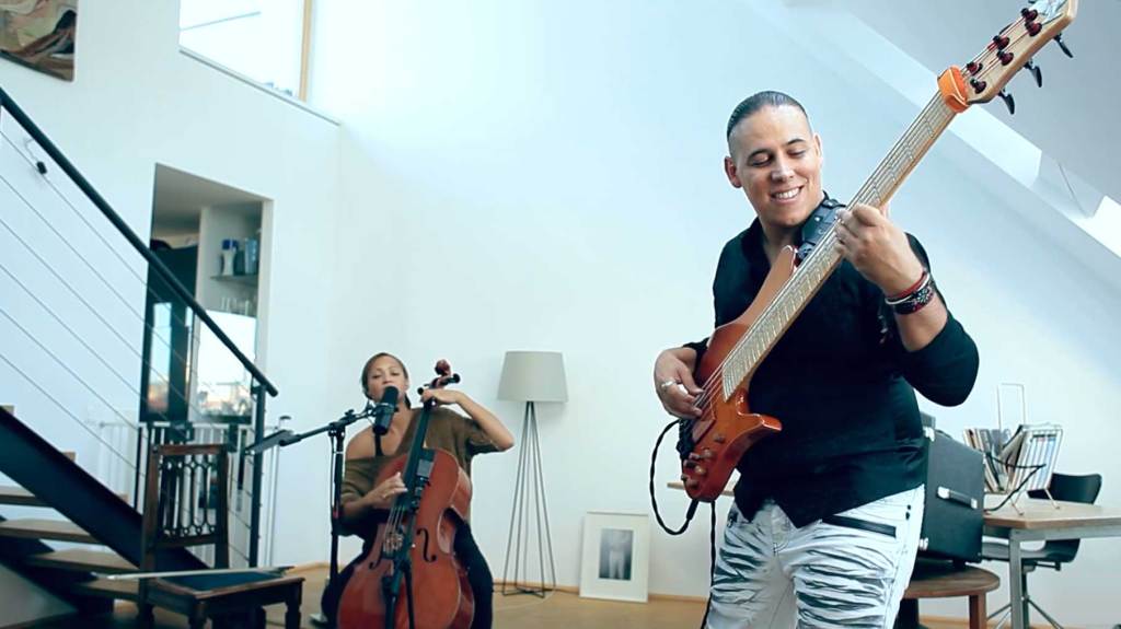 notreble's tweet image. WATCH: One of my favorite videos of 2019 was shared a year ago today. Here’s cellist/vocalist Marie Spaemann and bassist Snow Owl teaming up on this performance of Spaemann’s “Gap.” Together, it is an incredible musical… notreble.com/buzz/2019/01/0…