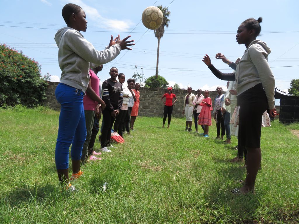 twofeetproject's tweet photo. During school break TFP youth participate in mentorship sessions at the community center. Some of the topics discussed are very serious and can create tough conversations. One of the fun ways to break the ice and have some much needed fun is playing games. #TFP #Mentorship https://t.co/p0B6cvNaEV