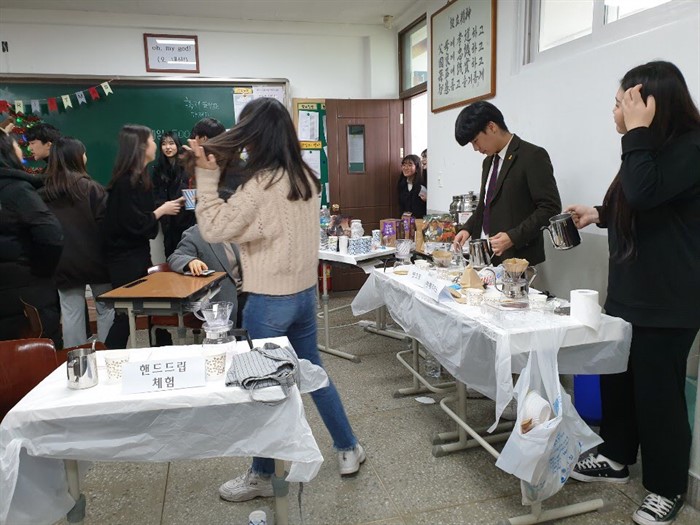 [moi] 강릉이 커피 도시로 알려진 탓일까?매년 커피 관련 동아리를 개설, 운영하는 학교가 늘어나고 있다. 강릉에 소재한 한 고등학교 동아리 학생 전원(20명)이 바리스타 2급 자격증을 취득하여 큰 화제다. omn.kr/1m8ix #모이 #강릉 #바리스타 #커피