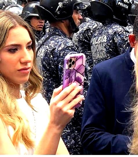 dquinterotv10's tweet photo. No hay problema que ande en una TAHOE BLINDADA,tampoco que tenga un Iphone 11PRO MAX DE 1500$ O Un vestido de Ralhp Lauren de 450$ y que Pase todo el Fin de semana viendo FashionTv.El problema es que usted y su esposo mientan diciendo que tienen la Nevera Vacia #TuSiEresGuaidiota https://t.co/uQkBGycfI9