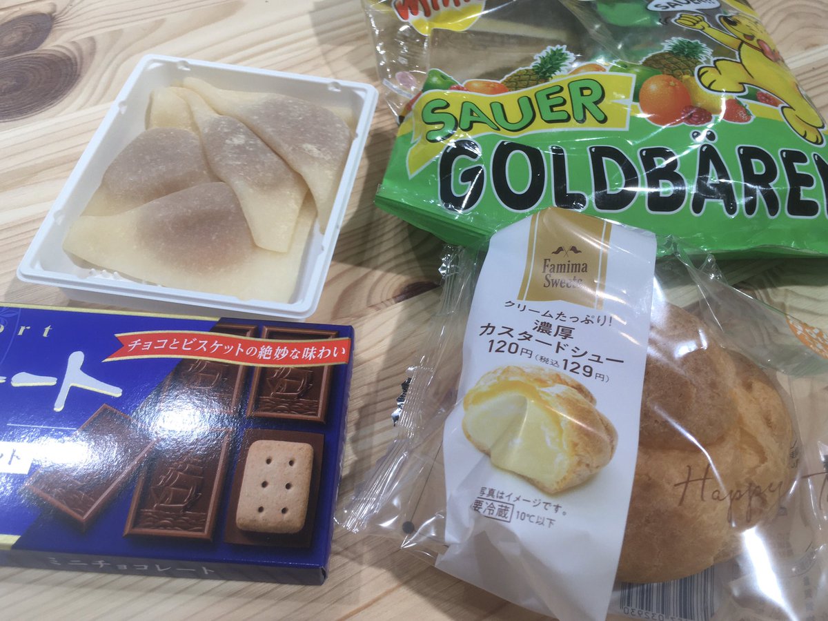 monme_james's tweet photo. 今日は1人の社員が遅刻をしたために、お菓子がたくさんある朝会に。
ミスをした時は、甘いものを全員に、それがpickiルール。
#picki https://t.co/msljtkPLfg