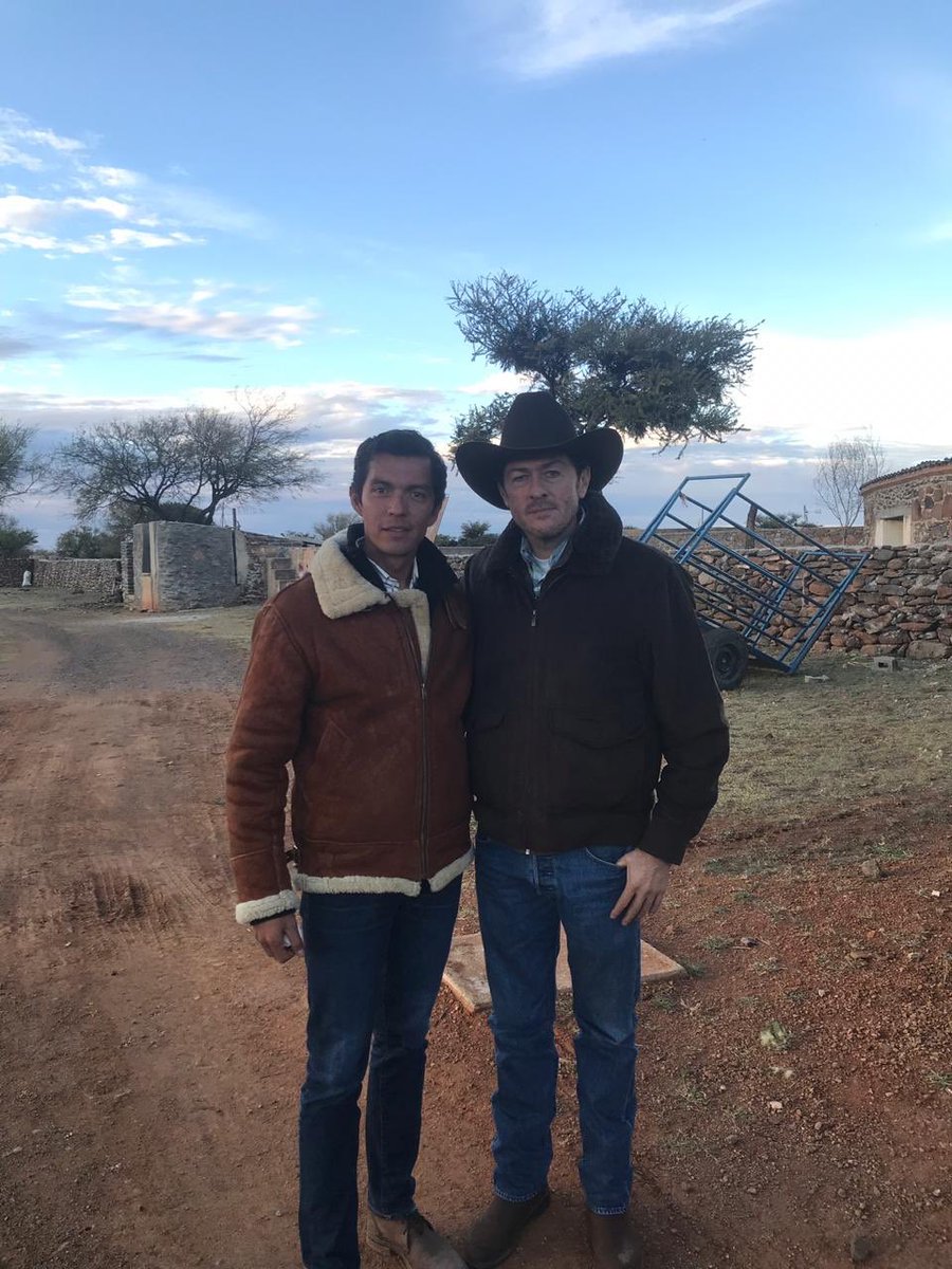El matador Israel Téllez realizó hoy labores de tienta en la ganadería de Torrecillas, propiedad de Don Sergio Bonilla.El tentadero, estuvo a cargo de los matadores Uriel Moreno “El Zapata”, Israel Téllez y Leo Valadez.
Se probaron 9 becerras, sobresaliendo 6 con nota alta.
