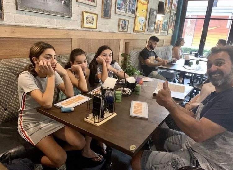 hostbotuk's tweet image. 10% off at this restaurant if you don't use mobile phones. #discountsdoneright