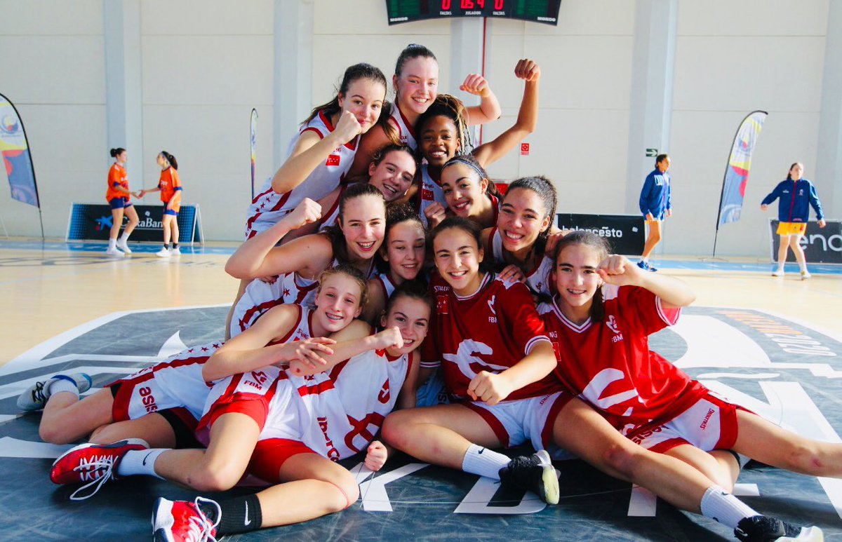 FEMENINALCORCON's tweet photo. La selección Infantil Fem de @FBMadrid está en la final del #KDTINF2020 después de un emocionante partido vs @Basketbasko (56-59).No podemos dejar de destacar el buen partido de nuestra jugadora Noe(VAL:23,14pts, 20rebs).Mañana a las 9:00 a x el oro 🥇 vs @FCBQ #sisepuede #goNoe https://t.co/BFUpMMNUUp