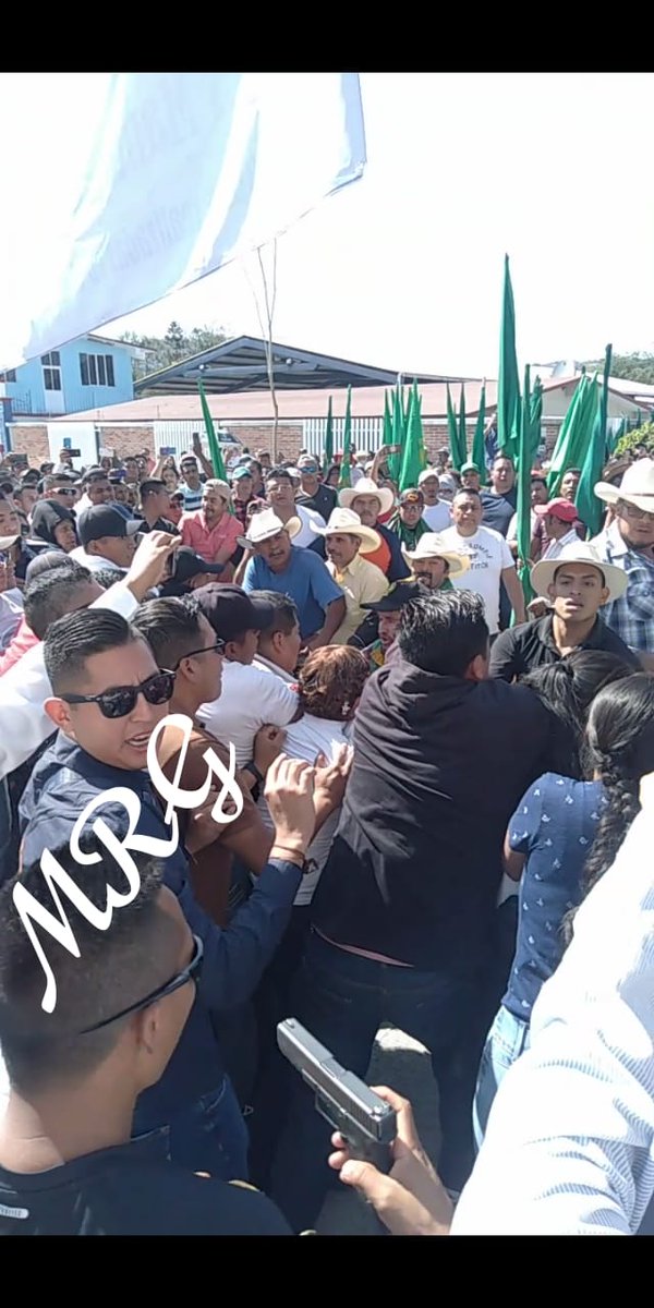AppMorelos's tweet photo. #ALERTA Denunciamos que en el mitin de @lopezobrador_ en #Anenecuilco #Morelos, un integrante del equipo de seguridad, vestido de civil, sacó un arma de fuego para amedrentar a compañeras y compañeros que buscaban diálogo con AMLO para entregar un documento. https://t.co/WOVDVGKREY