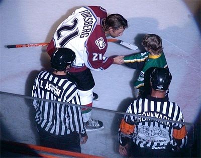 Samuel "Sampe" Ingesson, var Lövensupportern som myntade uttrycket "Modoröv" till Peter Forsberg under en intervju när #Björklöven mötte Icebreakers'03.

Samuel gick bort 2015 efter sviterna av hans 60:e operation, 23 år ung. 

Stöd #tillsammansmotcancer 
cancerfonden.se