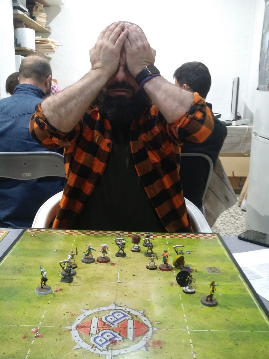 Habemus_Ludum's tweet photo. La cara que se te queda cuando un Thro-Ra intercepta un balón que era el 3-1; se escapa, le pega un bailarín a 2 en contra, se muere el pobre elfo, y el Thro-Ra acaba anotando el 2-2 final
@GamesWorkshopEs #HBBL #BloodBowl #Silvanos #Khemri #pow #touchdown #nuffle #dodge #mummy https://t.co/94zrrc1L5Z