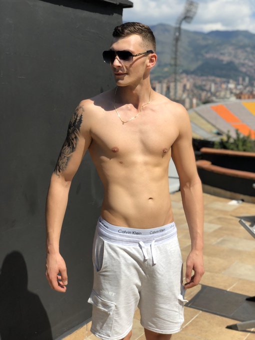 2 pic. Hola???♂? @gayporncrushes
@HotMaleStuds
@scallysex
@QueerMeNow
@theQueerPig
@TheMenofGP
@Guy2Gays