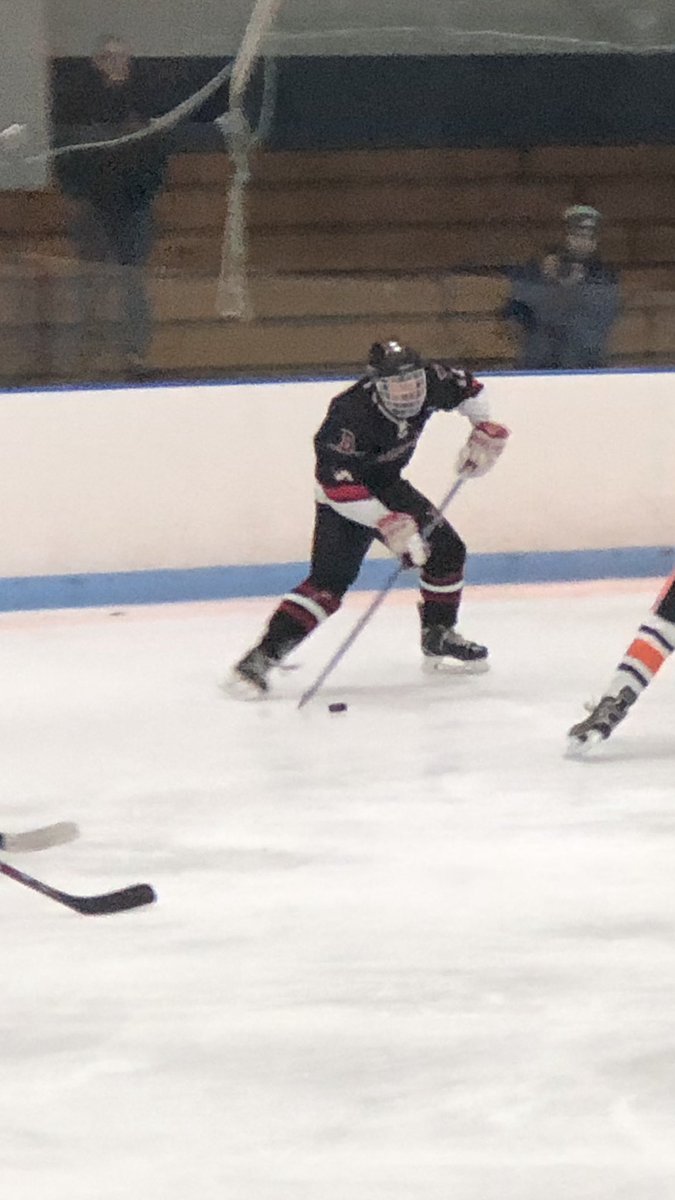 DurfeeAthletics's tweet photo. Zach Massa gets Durfee on the board midway through the 2nd period. 3-1 Diman. @DurfeeSixthMan @frps_durfee @frpsinfo https://t.co/zEYUTdF57R