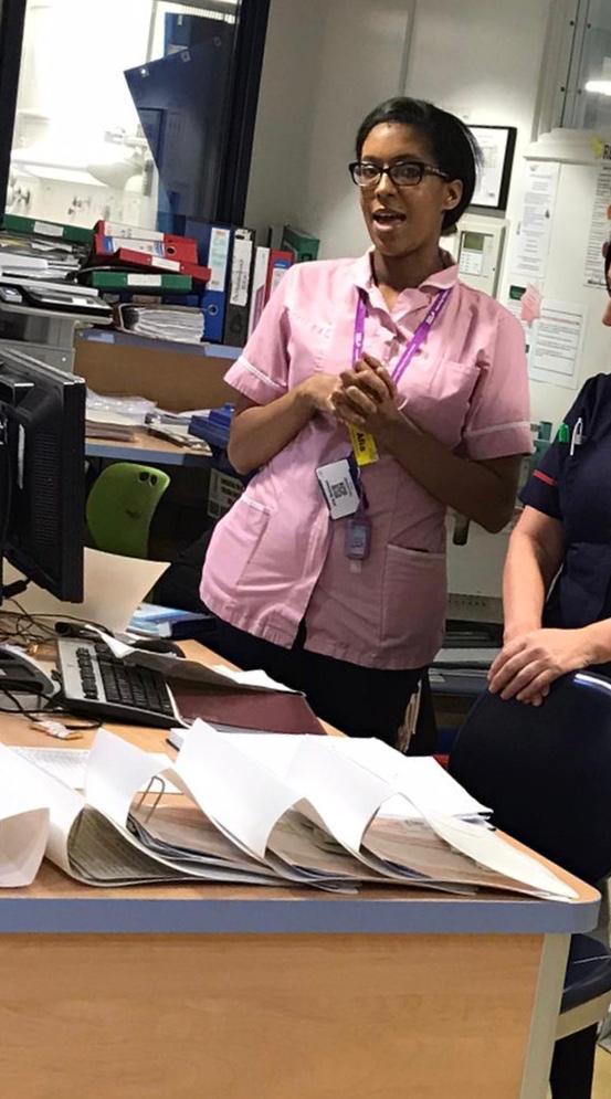 Afia our HCA presenting the importance of nutrition for our frail elderly patients on a busy Monday morning.
#frailtycompetencies #goodjob @LuisMieiro <a href="/Suhansohani/">H Babu</a> <a href="/BartsFrailty/">Barts Frailty</a>