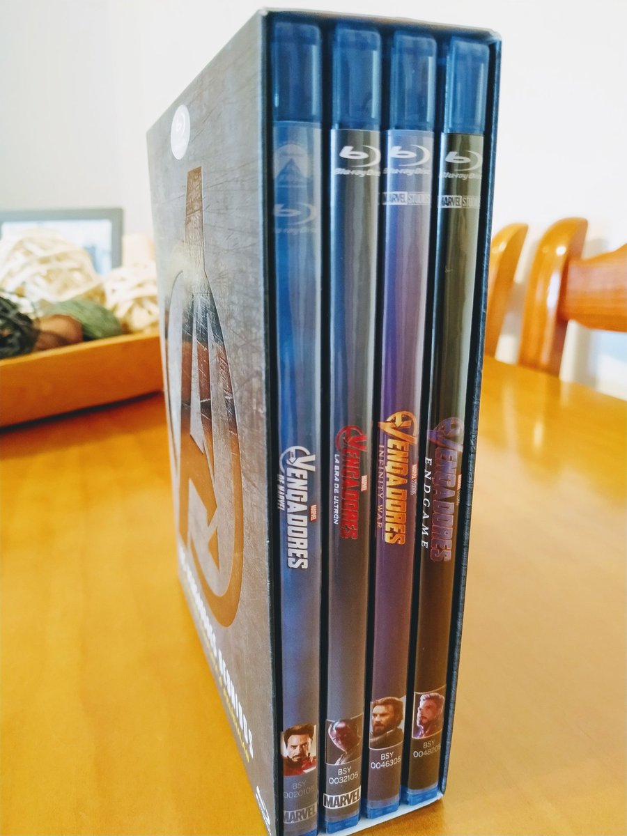 JoseMGadea's tweet photo. Resumen de mis regalos navideños 😊
No sé de dónde sacaré el tiempo 😅
✒️ @JuanGomezJurado @JRRTolkien @Avengers @SamsungEspana 
📚 #LobaNegra #BerenYLúthien #JuanGómezJurado #JRRTolkien #AlanLee 
🎥 #Avengers #Marvel
Thanks! 😍 #lifestyle #frikistyle #miscosas #misgustos https://t.co/uVPTy7PROb