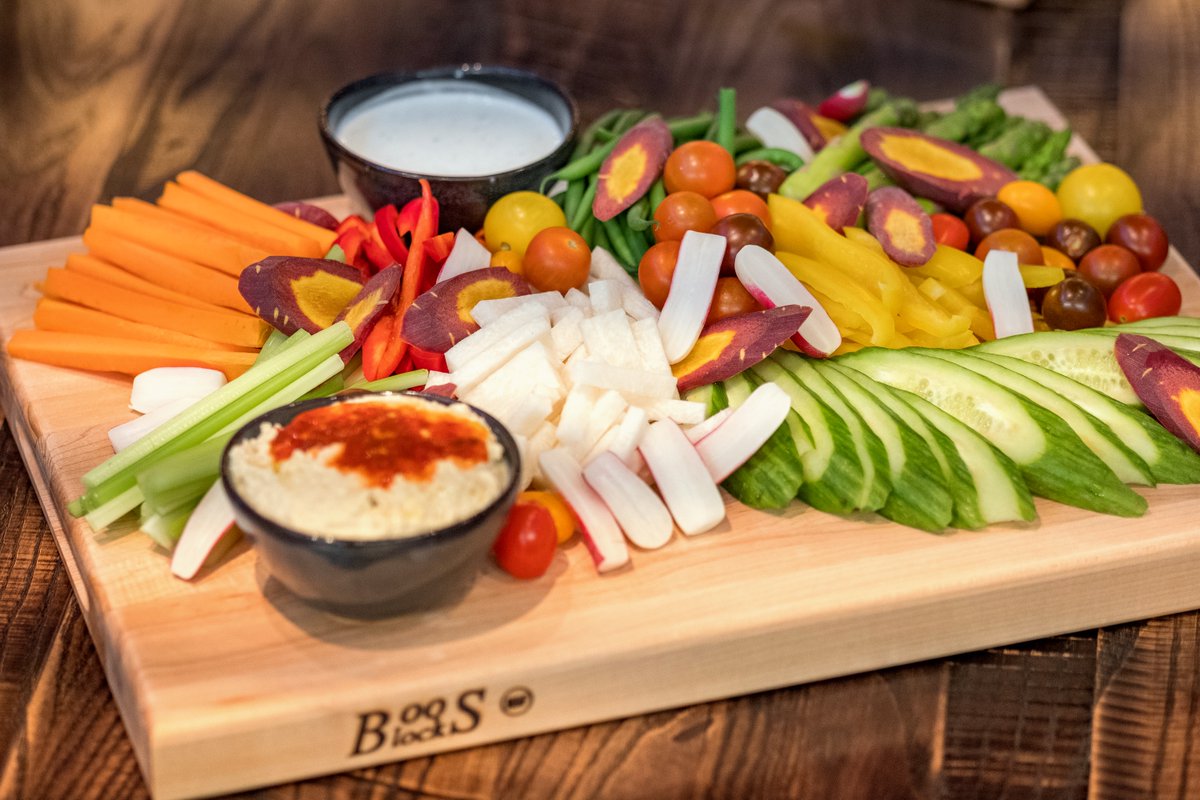 PintBrothersDTC's tweet photo. Just because you’re eating healthy doesn’t mean you can’t be fancy AF. Glam up tonight with one of our vegetable crudites. #eatyourveggies #crudité #veggies #eatthealthy #fitspo #feedyoursoul #denver #pintbrothersdtc https://t.co/jNzE6k1kBb