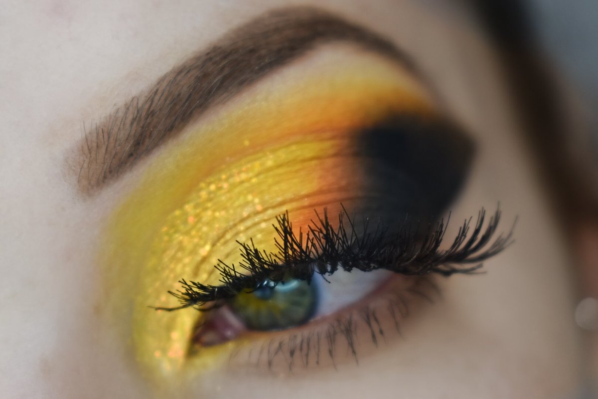 CiaraCrown's tweet photo. “Sunshine, daisies, butter mellow,
Turn this stupid, fat rat yellow.”
@ColourPopCo RAINBOW PALETTE 🎨 https://t.co/cQ1qhvBrdA