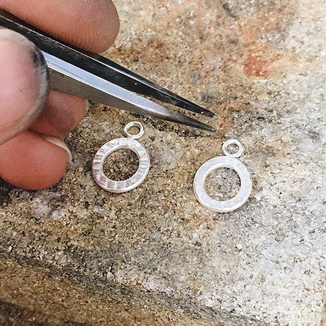 Handgemaakte oorbellen met fijne structuur. #corinarietveld #handgemaaktesieraden #handgemaakteoorbellen #zilverenoorbellen #edelsmeden #solderen #sieradenwebshop #silverearrings #handmadeearrings #handmadejewelry #metalsmithing ift.tt/2FoAnnH