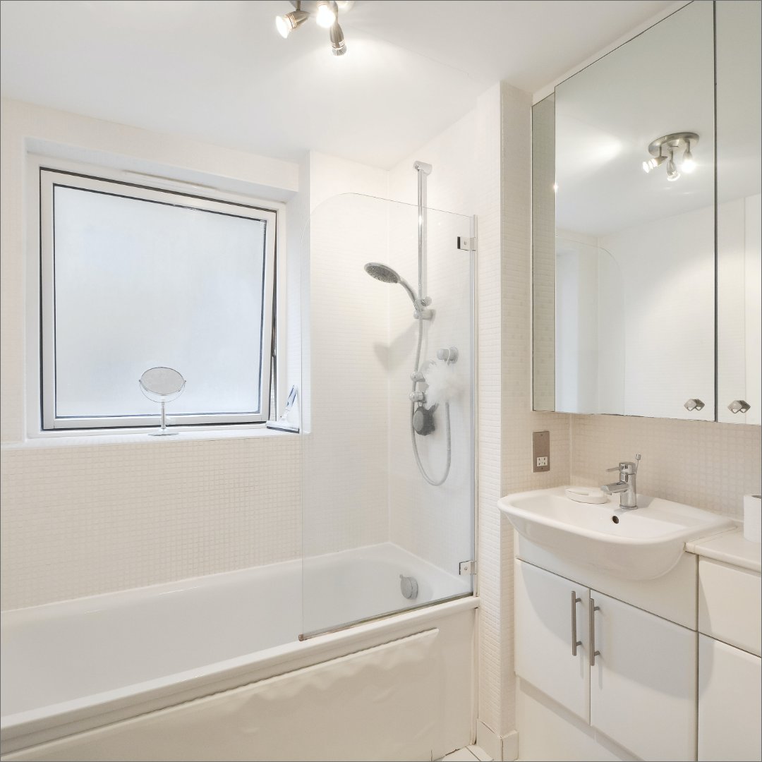 📍 Canary Central, Cassilis Road, London, E14

👉 Large One Bedroom • 1st Floor • Own Balcony • Fully Integrated Kitchen • Bathroom with Bath/Power Shower • 24 Hour Concierge • Secure Underground Parking Space • Entry Phone System / Gated Development • Swimming Pool &amp; Gym