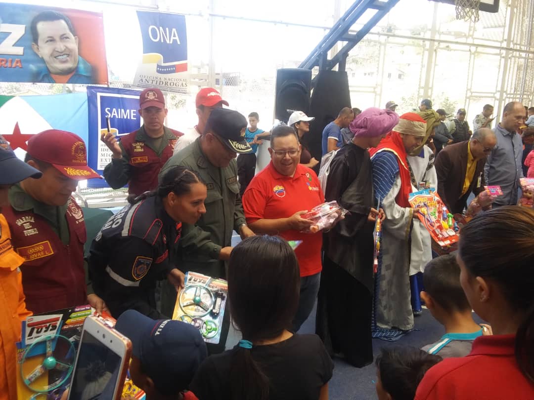 bomberos_merida's tweet photo. #6Enero en vísperas del día #DiaDeReyes Bomberos Mérida realiza entrega de juguetes a niños de la comunidad El Moral-Ejido a cargo de la Segunda Comandante Mayor (B) Irving Paez en compañia de diferentes organismos de seguridad #disciplinayabnegacion #bomberosmerida https://t.co/VkXNjb9UVF