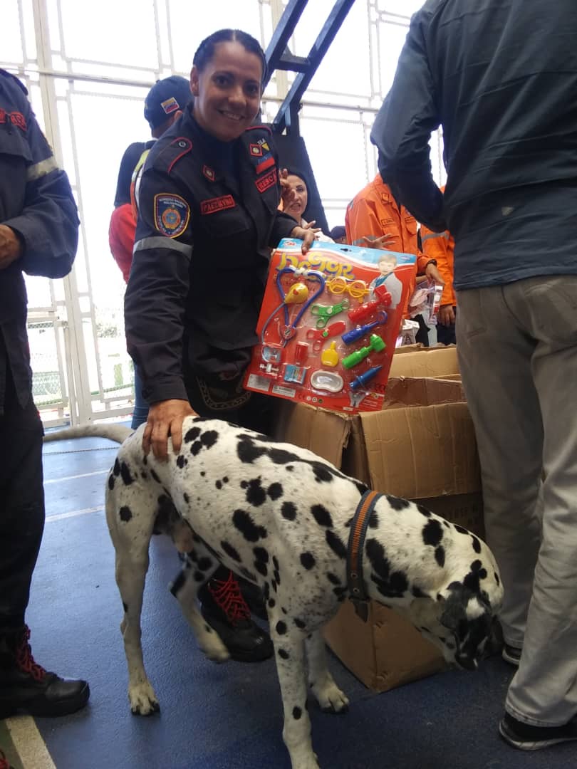 bomberos_merida's tweet photo. #6Enero en vísperas del día #DiaDeReyes Bomberos Mérida realiza entrega de juguetes a niños de la comunidad El Moral-Ejido a cargo de la Segunda Comandante Mayor (B) Irving Paez en compañia de diferentes organismos de seguridad #disciplinayabnegacion #bomberosmerida https://t.co/VkXNjb9UVF