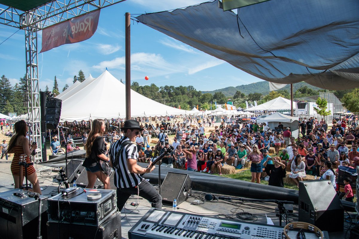 GilroyGarlicFes's tweet photo. The Gilroy Garlic Festival offers a variety of live music all weekend long.  From blues to rock, and mariachi to pop, there's something for everyone. Applications are open now through March 13. Apply today! #gilroygarlicfestival #gilroy42 #garlic2020 https://t.co/jt3czwgdet https://t.co/StsgGlIKzy