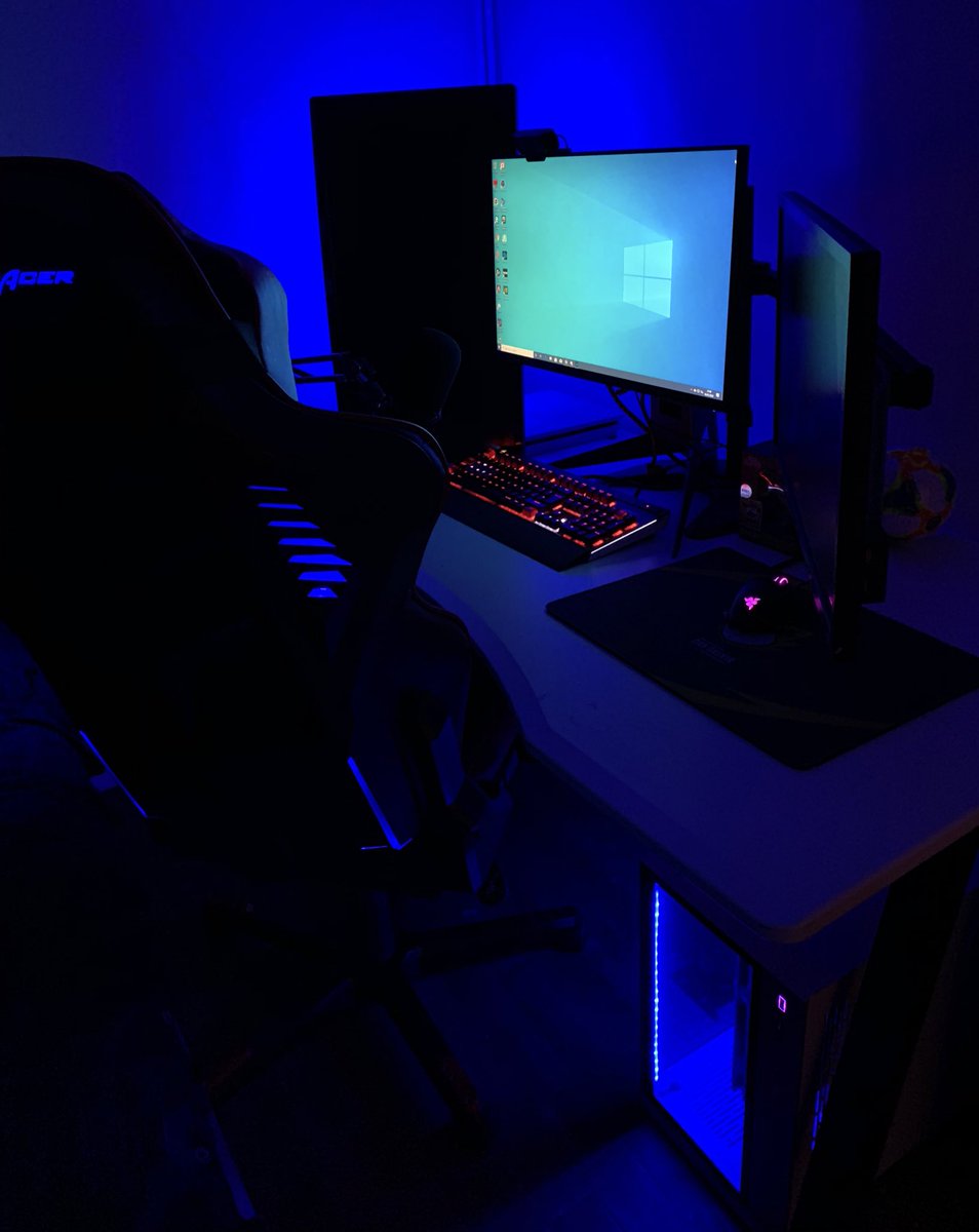 DanGaskin's tweet photo. Setting up the new battle station. https://t.co/YzmWQfVM0t