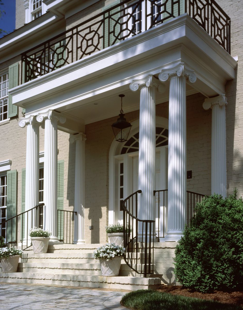 1800Columns's tweet image. #Chadsworth’s fluted architectural #woodcolumns and #pilasters with Greek angular #Ionic capitals and cast marble Attic bases. Balanced by black railings and geometric details, these decorative #columns help establish a classically welcoming front porch.
Photography: Hart/Collier