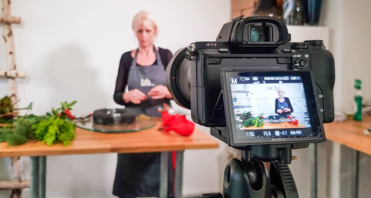 Behind the scenes on a recent #timelapse video shoot with <a href="/bksflowerschool/">Berkshire Flower School</a> 👇 We condensed a 30 minute process in 30 seconds of footage... perfect for promoting services on #socialmedia 👍 What processes does your business need help conveying to your target audience online? 🎬