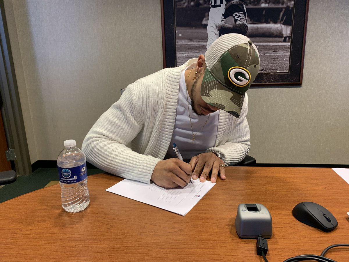 ReggieBegelton's tweet image. First off, all the Glory to God 🙏🏽. Second, Green Bay is that you? Yes! Yes it is. You Cheesehead lovers. I’m happy to be apart of the family moving forward. #GoPackGo #blessed #cheesehead #packers