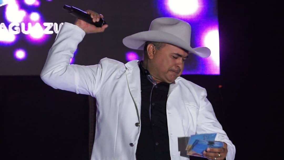 OSCAR RÍOS 🎤 EL GABAN DE CRAVO SUR 🤠 CANTANTE Y COMPOSITOR COLOMBIANO🇨🇴 SOLICITA SUS ÉXITOS MÚSICALES🎶🤠🎖