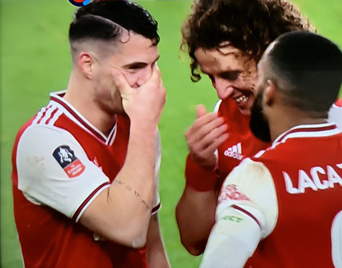 Indo_Gunner's tweet photo. Ini saat sebelum free kick, mereka lagi ngegosip apaan ya ? sampai cekikikan gitu 🤔 https://t.co/bLbu7D7NdN