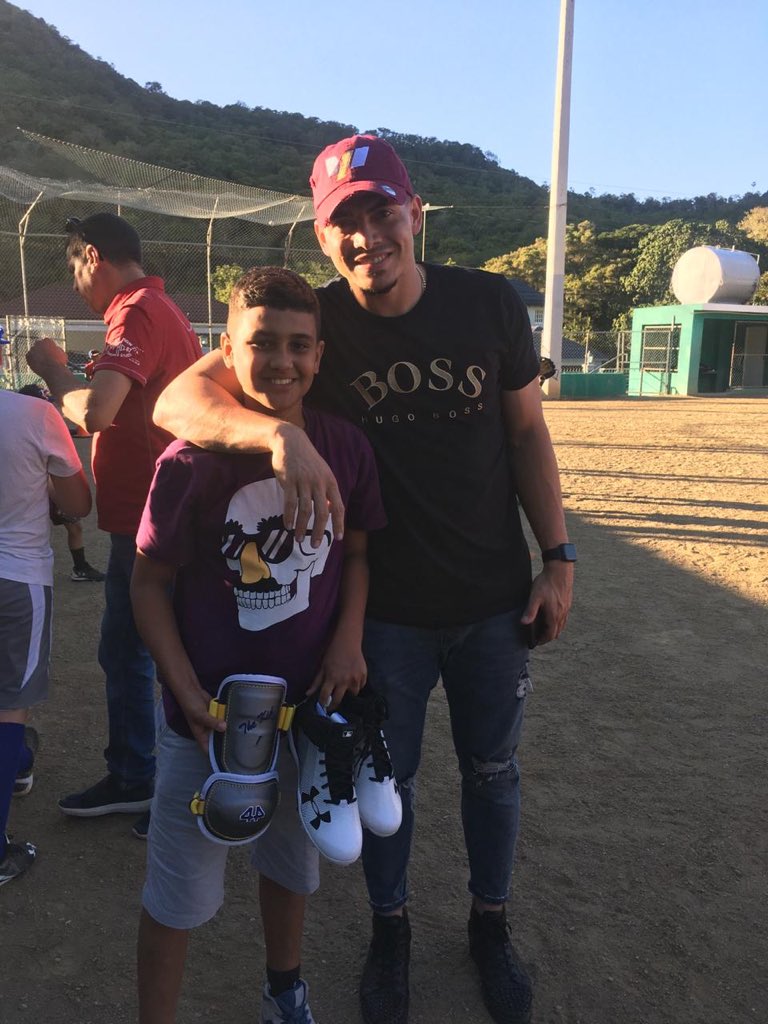 ocollado10's tweet photo. @willya02 llevando alegria a los niños de sus pueblo Janico #MadeInJanico #OrgulloJaniquero @YOHANNA_NUNEZ @TigresdelLicey https://t.co/30m1xqlfR8