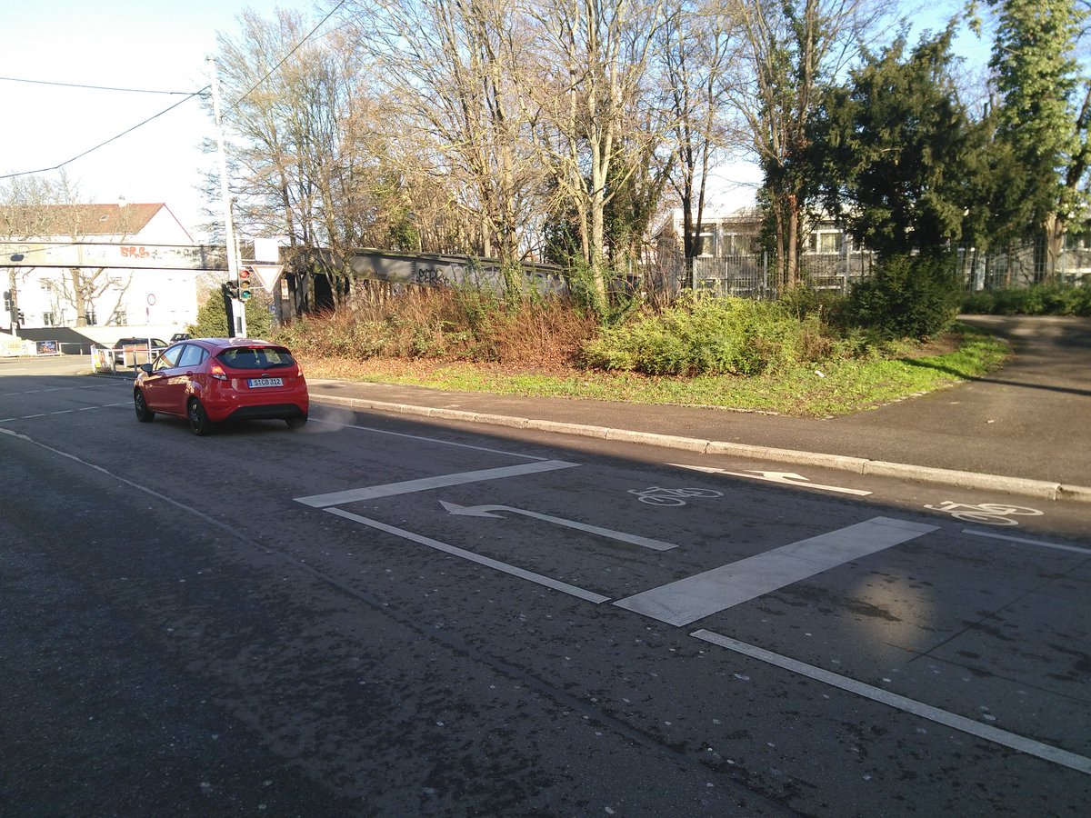 StuggiRad's tweet photo. Diese Aufstellflächen für Fahrräder... weiß man da genaueres, warum manche Führerscheinbesitzer damit überfordert sind? Ist das psychologisch begründet "ich scheiß auf deine Sicherheit, ich muss vorne sein, immer!"?
#FarbeIstKeineInfrastruktur https://t.co/Myrvl4Dplh