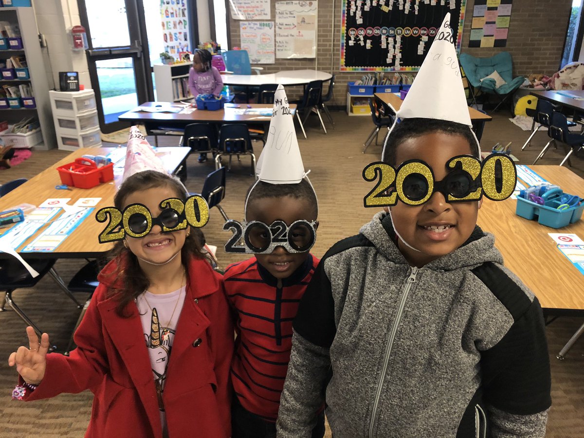 MrsKhatib's tweet photo. Started the first Monday of the decade off by making New Years resolutions! These friends made some awesome goals for the year, like “read more books”, “learn new words in Spanish”, and “practice new dance moves”! 😊🎉🎆 https://t.co/jzVuvGtNP3