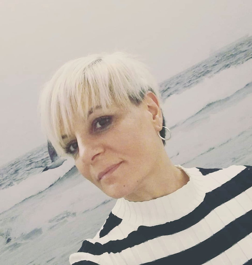 Me miro en los distintos espejos para re-conocer-me. 
Estoy en plena transformación. 
Y así como es fuera es dentro. 
Re-coniciendo-me.
Cada día me gusto mas🙂💫💫💫