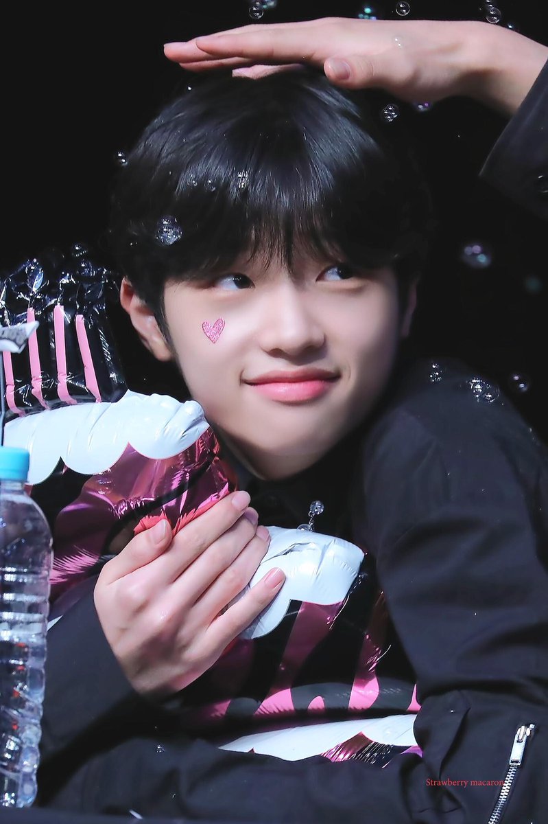 kisehanako's tweet photo. eu só queria poder te proteger de todo mal do mundo :( 
#ProtectDongpyo #ProtectX1
#엑스원_해체_반 #NoToX1Disbandment 
#WeTrustX1 https://t.co/YgY3YW84em