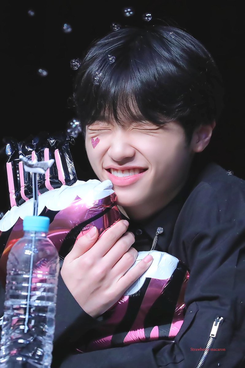 kisehanako's tweet photo. eu só queria poder te proteger de todo mal do mundo :( 
#ProtectDongpyo #ProtectX1
#엑스원_해체_반 #NoToX1Disbandment 
#WeTrustX1 https://t.co/YgY3YW84em