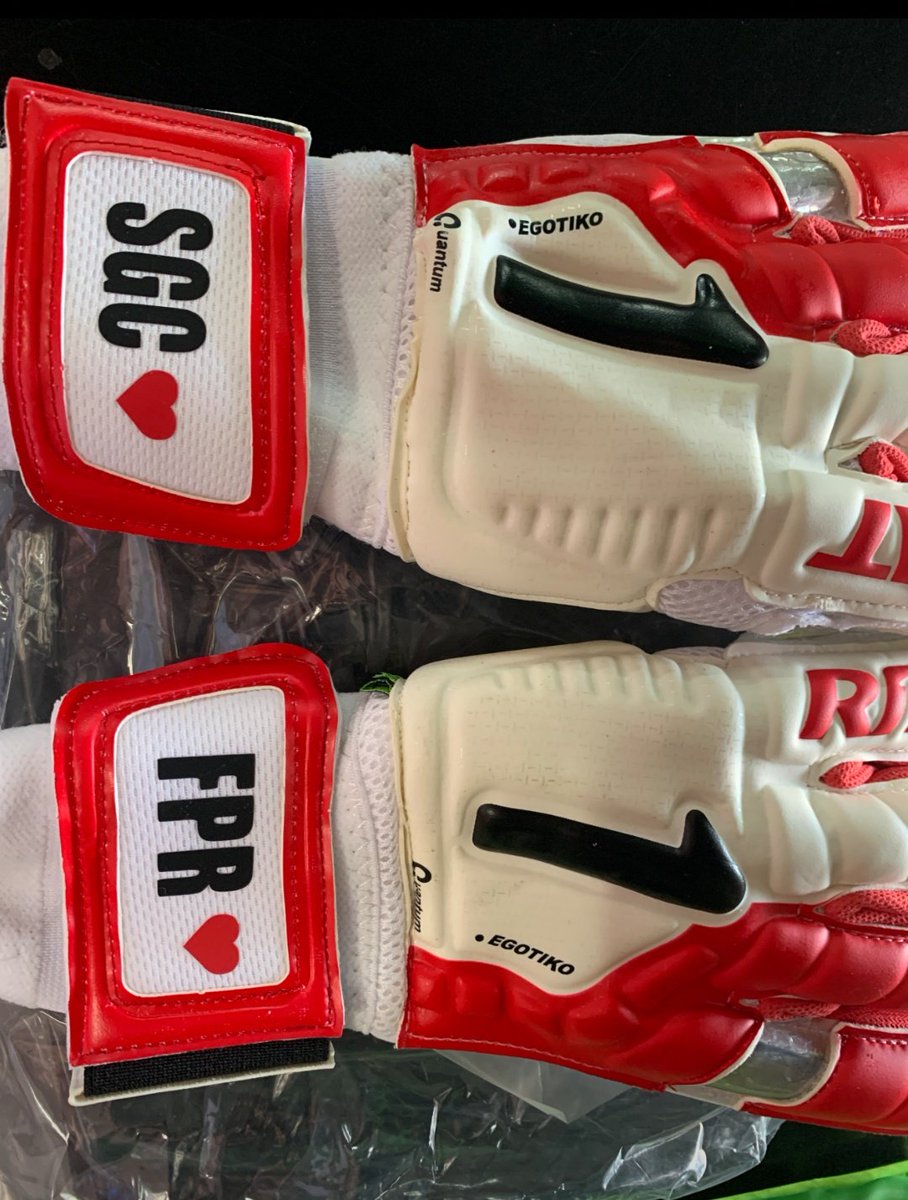 HdanielGparra93's tweet photo. Uff @unokeepershop se rifo con mis guantes 🧤 https://t.co/5a3q8wiBx6