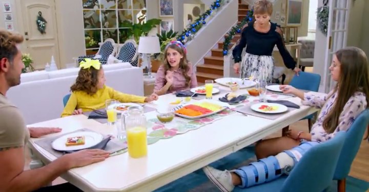 FamilyGSotoArg's tweet image. #Fotos #Capítulo50 #SolteroConHijas #Nico @gabrielsotoMEX vs #Alondra @LauraFloresMx Nos encantan sus escenas jajaja! #4