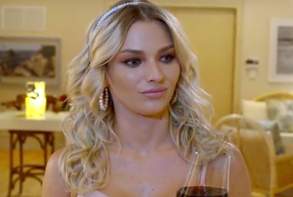 FamilyGSotoArg's tweet image. #Fotos #Capítulo50 #SolteroConHijas #Masha @irinabaeva1 Pensaba pasar Año Nuevo sola pero recibe un mensaje de #Efraín Invitándola a pasarla en casa de los #Paso #5