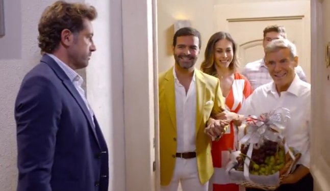 FamilyGSotoArg's tweet image. #Fotos #Capítulo50 #SolteroConHijas #Nico @gabrielsotoMEX Ve llegar a #Vicky @vanessaguzmann de la mano de #Rodrigo @PabloMOficial a la casa de los #Paso #6