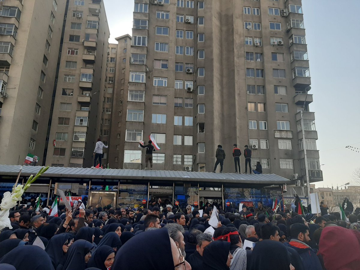 mohmmd9456's tweet photo. باع امروز تهران چخبررر بوداااا
ینی تاحالا اینجوری فریاد #مرگ_بر_آمریکا نزده بودم... شعار مرگ بر سازشگر هم توجهم رو جلب کرده بود‌.🤔
همه منتظر #انتقامی_سخت از نظام سلطه هستند.  
#HardRevenge https://t.co/Mw4u41mb2g